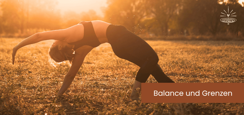Eine junge Frau in Yogakleidung macht eine Brücke auf einer herbstlich leuchtenden Wiese: Balance und Grenzen.