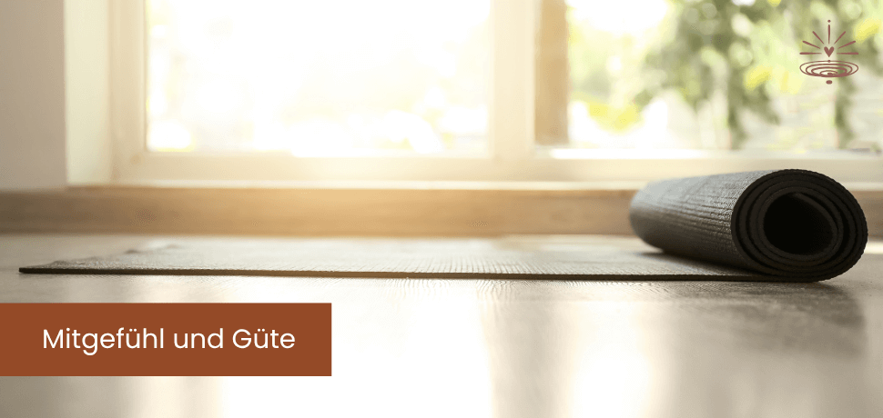 Licht strömt durchs Fenster, eine dünne Yogamatte wurde halb auf dem Boden ausgerollt. Sanft beginnen, das ist Mitgefühl und Güte.