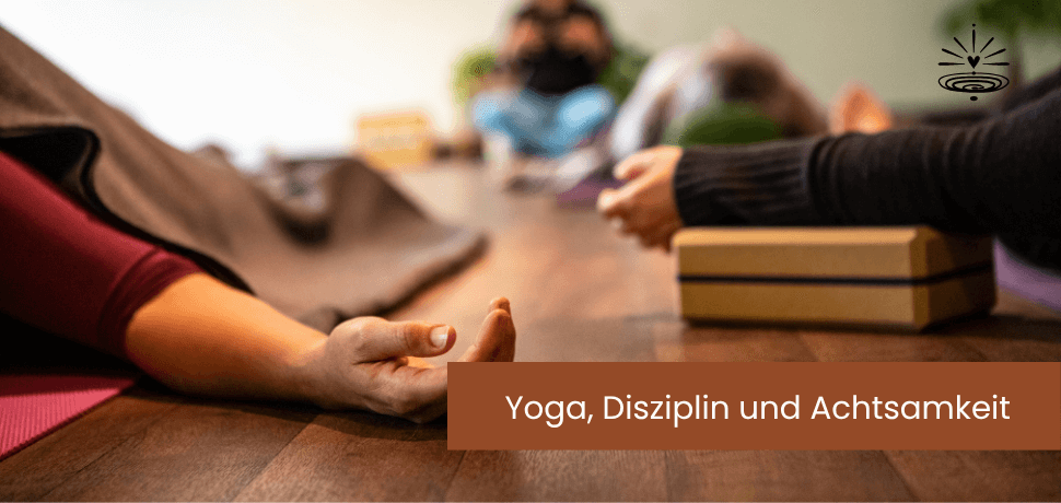 Einblick in eine Yogastunde, die Teilnehmerinnen ruhen gerade in Savasana: Die Quintessenz von Yoga, Disziplin und Achtsamkeit