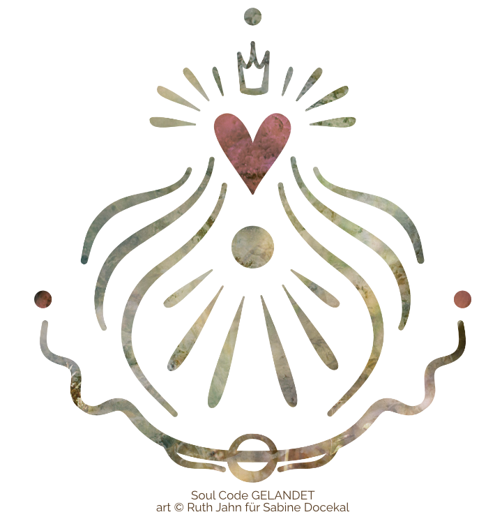 Soul Code Symbol mit einem Herz, das eine Krone trägt und schwingenden Linien, die sich wie ein Umhang um die leuchtende Mitte legen. Gehalten von einer erdenden Linie, die wie eine Schale das Sein hält.